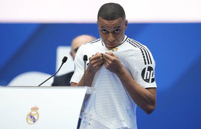 Mama lui Mbappe a izbucnit în lacrimi când a văzut gestul lui Kylian » Ce s-a întâmplat pe scenă la prezentarea la Real Madrid