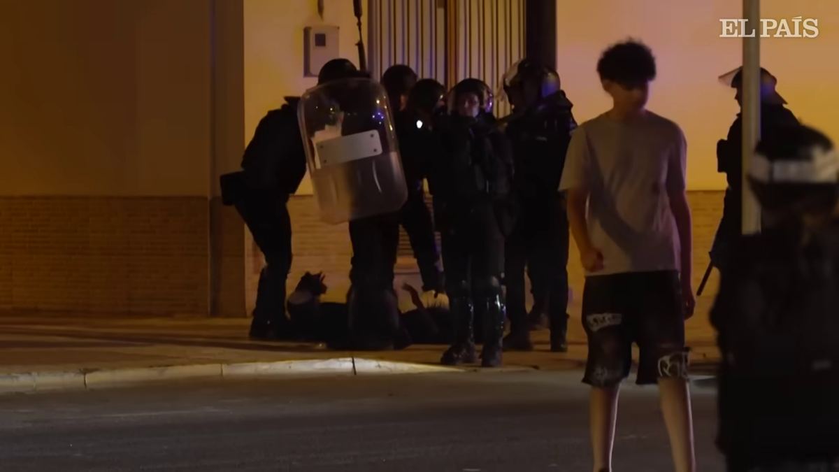 Străzile s-au transformat în câmp de luptă! El Mundo: „Extremiști din România și Italia, opriți de poliție” » Ce a declanșat haosul