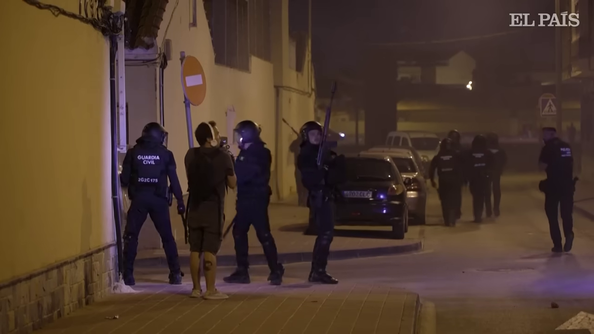 Străzile s-au transformat în câmp de luptă! El Mundo: „Extremiști din România și Italia, opriți de poliție” » Ce a declanșat haosul