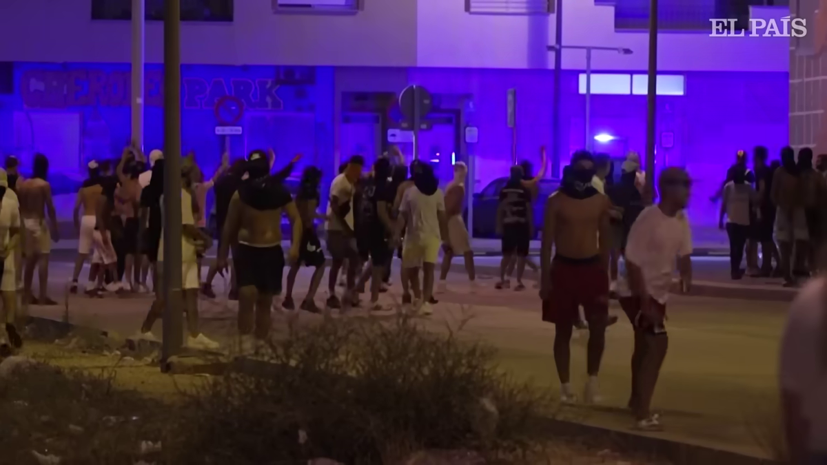 Străzile s-au transformat în câmp de luptă! El Mundo: „Extremiști din România și Italia, opriți de poliție” » Ce a declanșat haosul