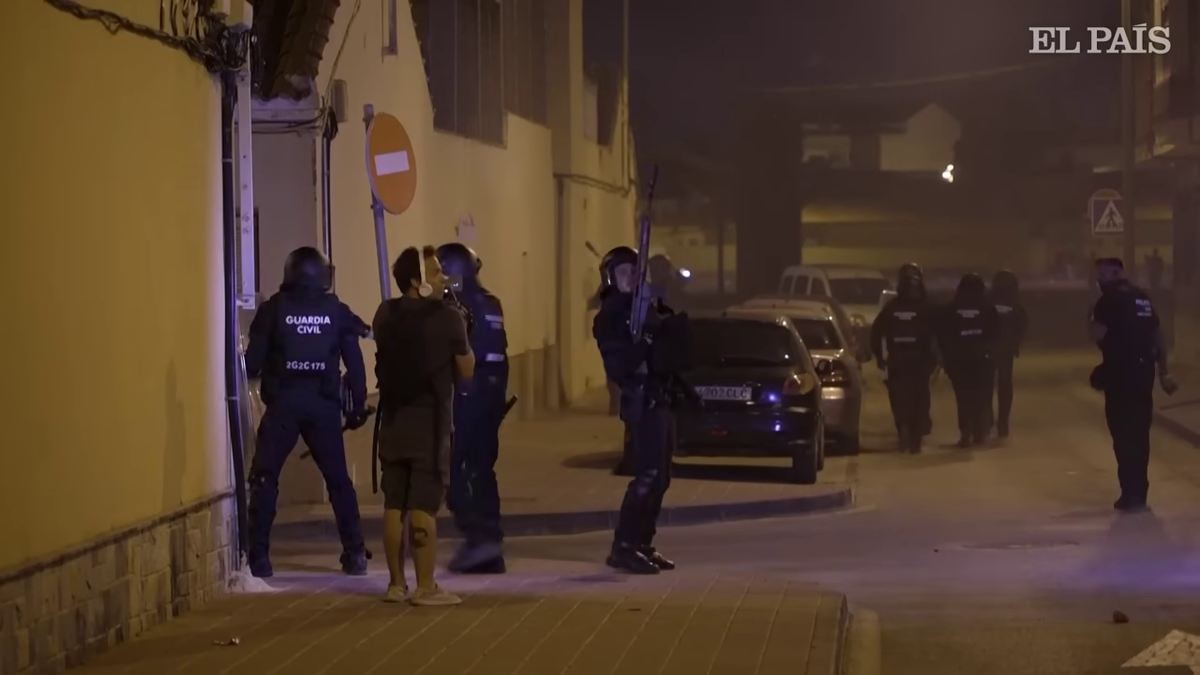 Străzile s-au transformat în câmp de luptă! El Mundo: „Extremiști din România și Italia, opriți de poliție” » Ce a declanșat haosul