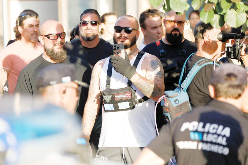 FOTO & VIDEO Străzile s-au transformat în câmp de luptă! El Mundo: „Extremiști din România și Italia, opriți de poliție” » Ce a declanșat haosul