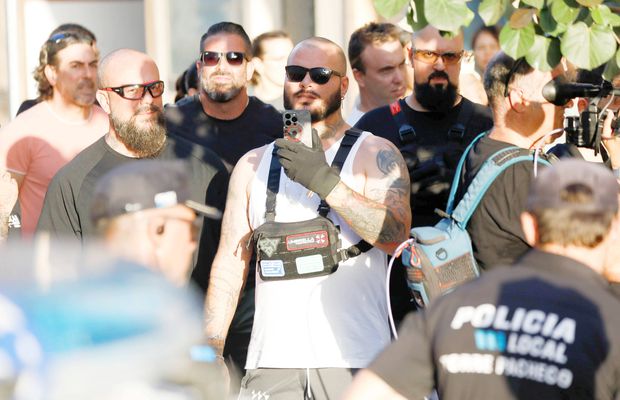 Străzile s-au transformat în câmp de luptă! El Mundo: „Extremiști din România și Italia, opriți de poliție” » Ce a declanșat haosul