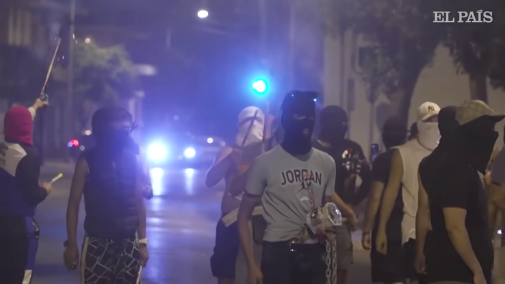 La protestele din Torre Pacheco, jurnaliștii spanioli notează că au participat mai mulți ultrași români. Foto: captură El Pais