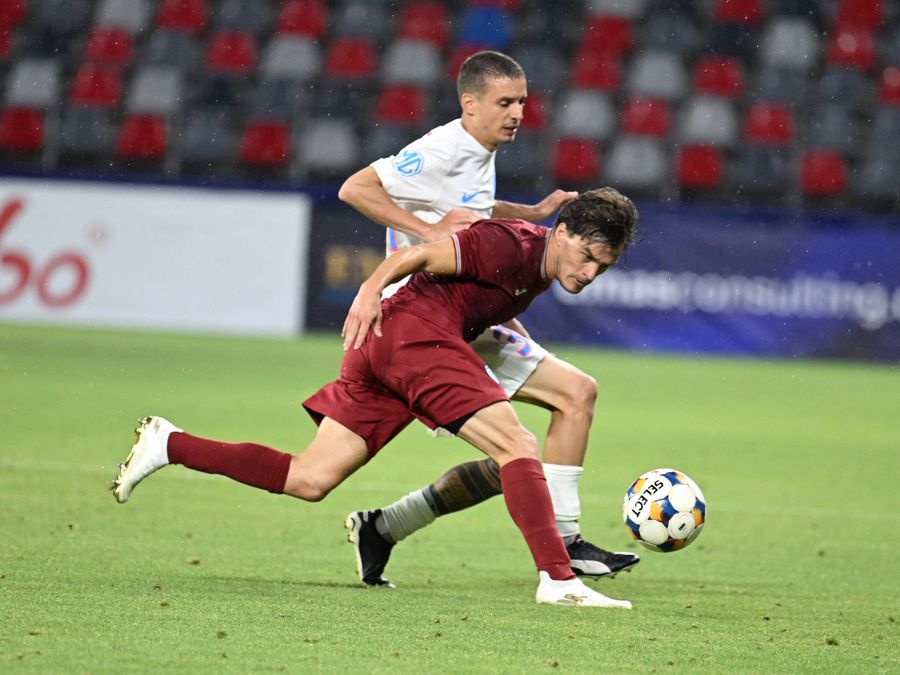 Joseba Muguruza în duel cu Cisotti / FOTO: Imago Ilie Dumitrescu, propunere de transfer la FCSB după rușinea din Andorra: „S-ar distra în Superliga”