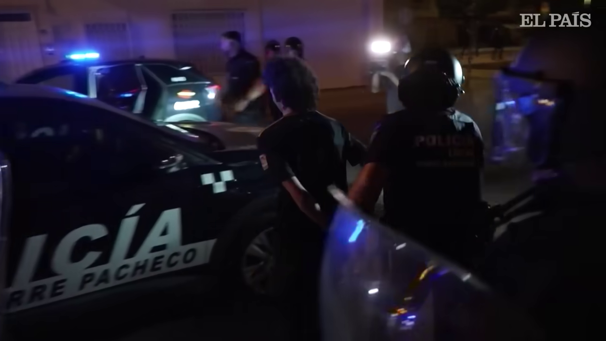 Străzile s-au transformat în câmp de luptă! El Mundo: „Extremiști din România și Italia, opriți de poliție” » Ce a declanșat haosul