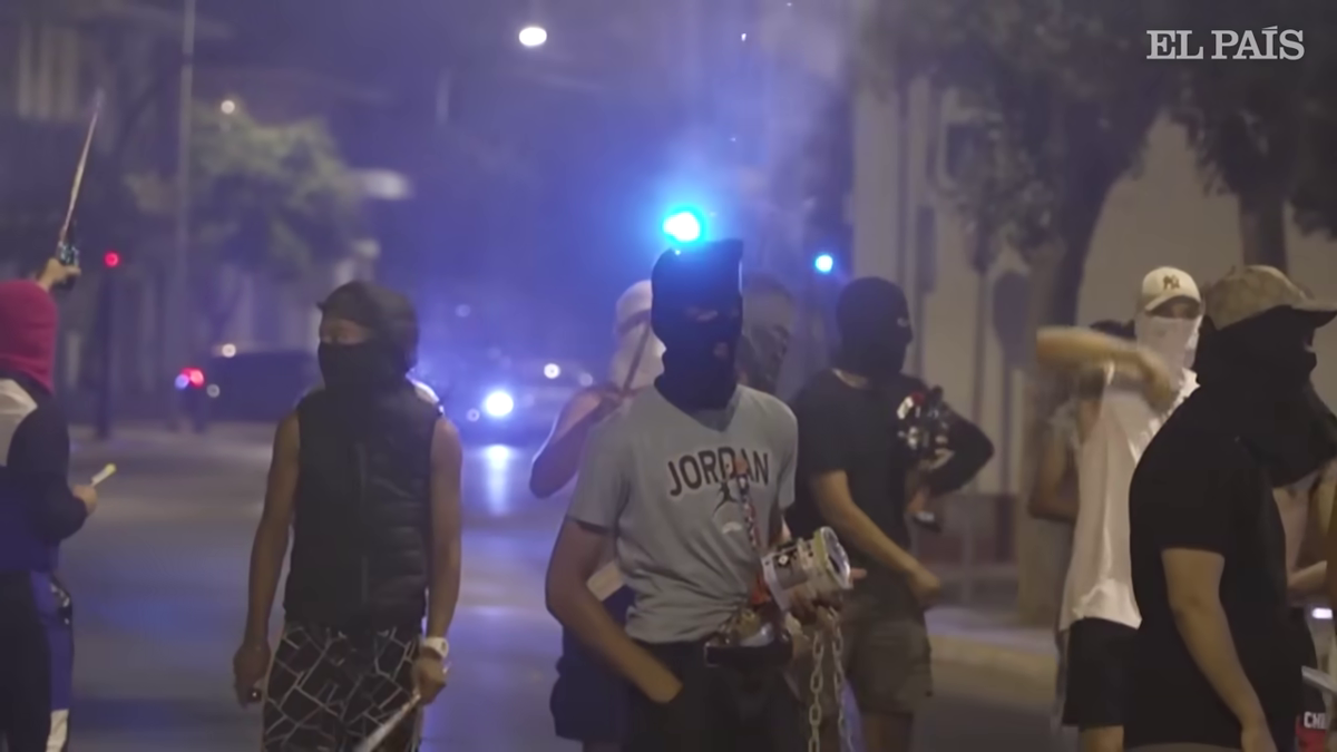 Străzile s-au transformat în câmp de luptă! El Mundo: „Extremiști din România și Italia, opriți de poliție” » Ce a declanșat haosul