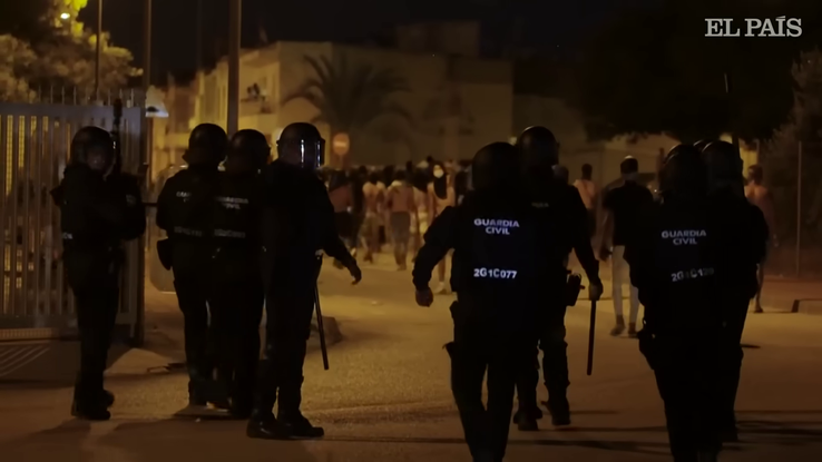 La protestele din Torre Pacheco, jurnaliștii spanioli notează că au participat mai mulți ultrași români. Foto: captură El Pais