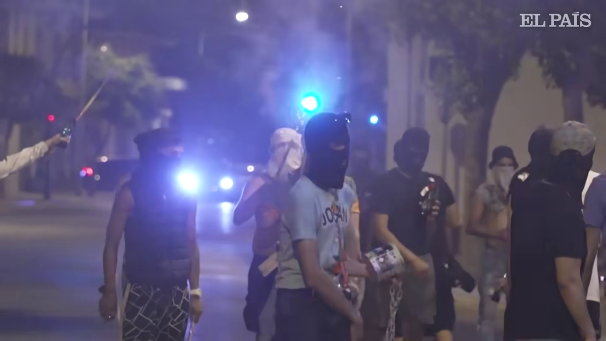 Străzile s-au transformat în câmp de luptă! El Mundo: „Extremiști din România și Italia, opriți de poliție” » Ce a declanșat haosul