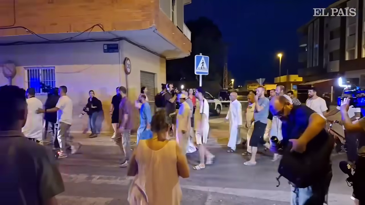 La protestele din Torre Pacheco, jurnaliștii spanioli notează că au participat mai mulți ultrași români. Foto: captură El Pais