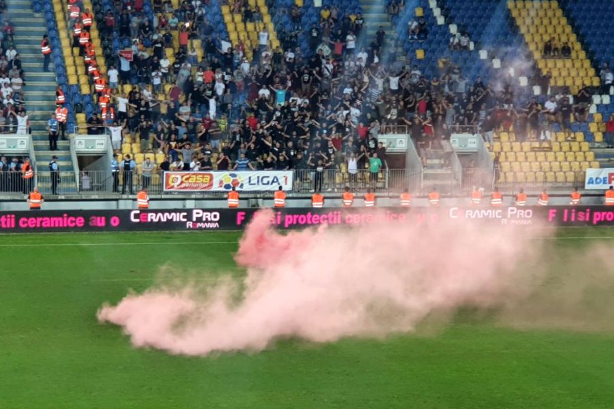 CHINDIA TÂRGOVIȘTE - DINAMO // VIDEO Ultrașii din PCH au oprit din nou meciul! Ce s-a întâmplat la Ploiești