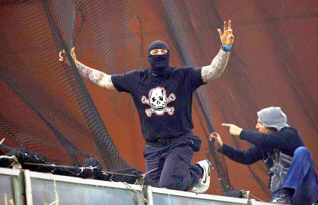 CHINDIA TÂRGOVIȘTE - DINAMO 3-2 // EXCLUSIV Teroare totală la Dinamo! Ultrași cu cagule au spart geamurile autocarului, jucătorii și staff-ul au scăpat și s-au refugiat la Săftica!