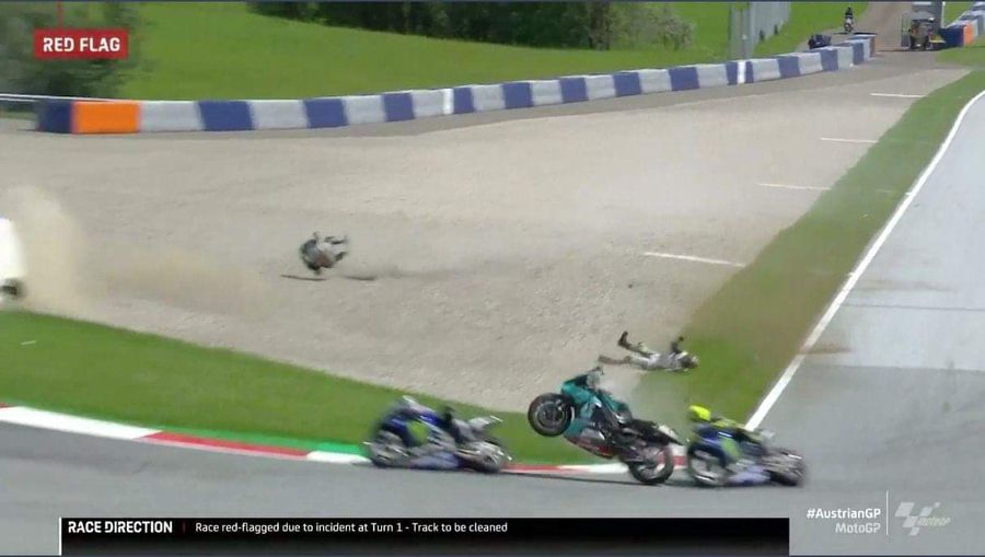 FOTO Accidente groaznice în Moto2 și MotoGP! Valentino Rossi a trecut printr-o experiență soră cu moartea!
