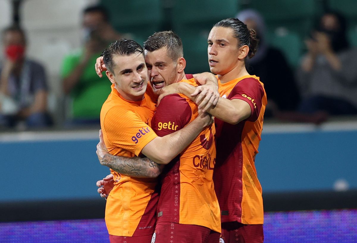 Giresunspor - Galatasaray » Nebunie! Cicâldău, gol la debut! Apoi a sărit să despartă doi colegi aflați la un pas de bătaie