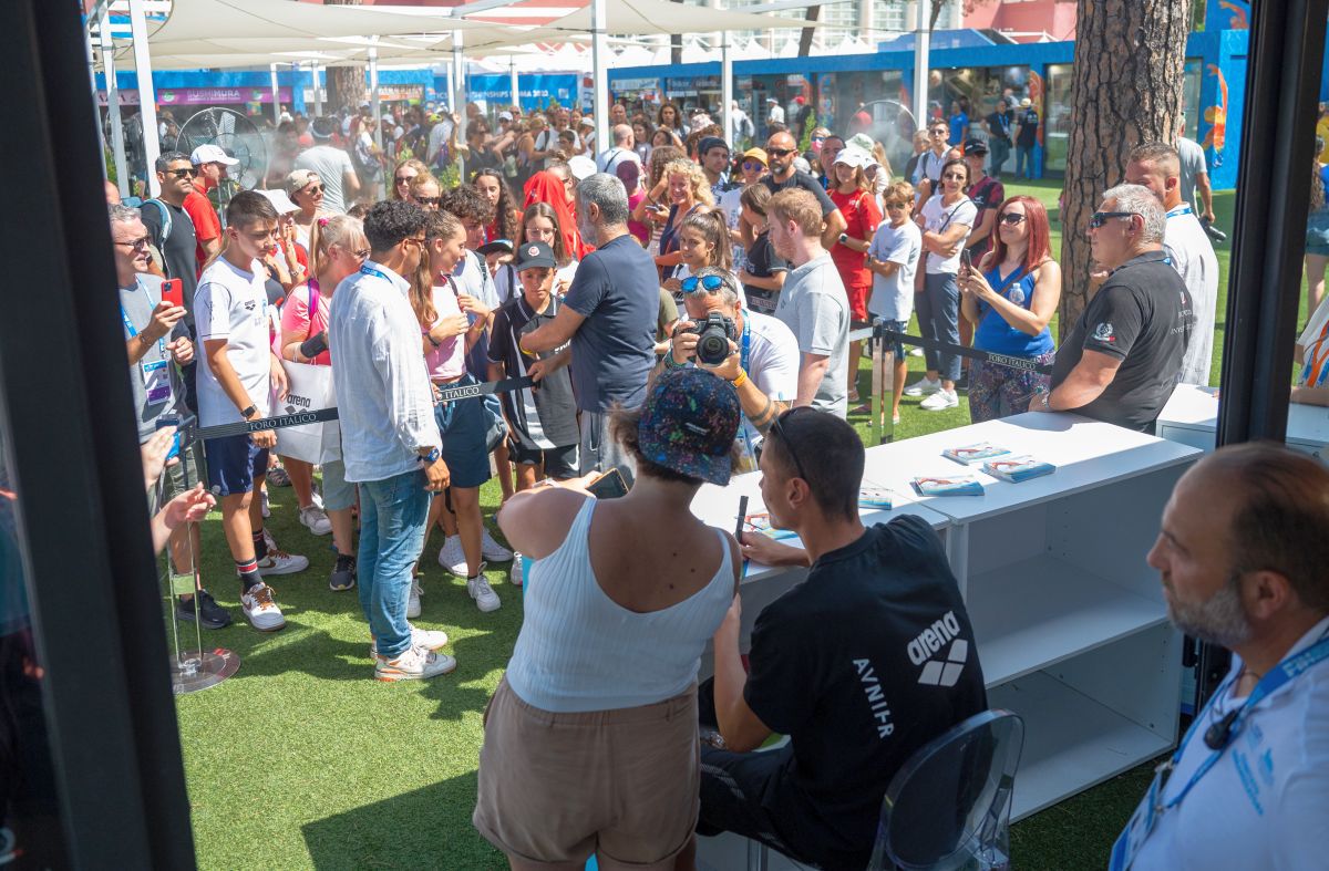 David Popovici, asaltat de fani la Roma