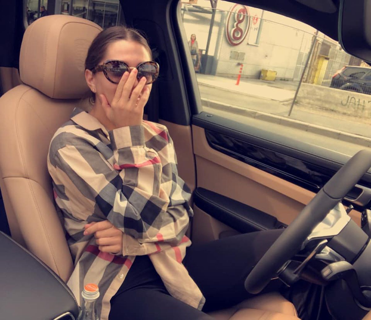 Dezvăluiri în tabloid » Adrian Mititelu jr. i-a dat pe mână un Lamborghini Urus noii lui iubite, „Angelina Jolie” de România