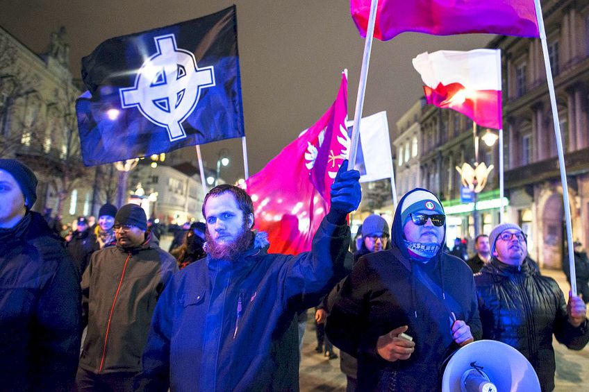 Studenți polonezi extremiști, afișând un steag cu crucea celtică, foto: Imago