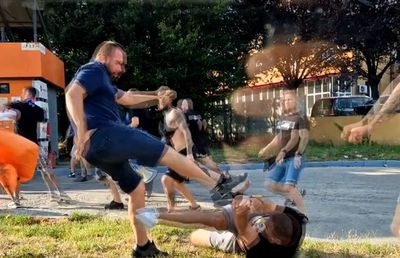 Scene revoltătoare la meciul Dinamo - Oțelul » Ultrașii și-au împărțit pumni și picioare