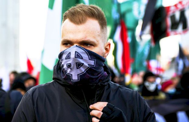 Exces de zel de la UEFA? Un alt banner din galeria FCSB poate fi interpretat ca rasist. Dar e corect să o facem?