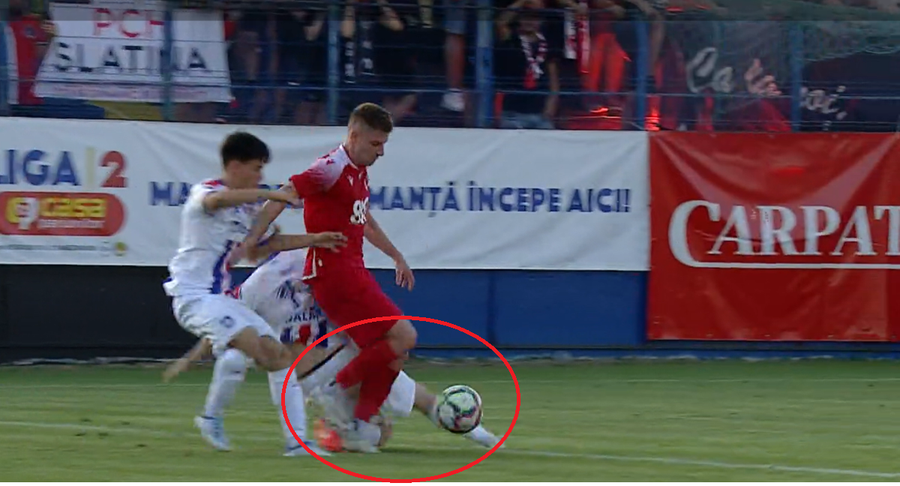 Faze controversate în Dinamo - Oțelul » Penalty gratuit primit de „câini” și ratat lamentabil de Neluț Roșu după ce arbitrul a dictat repetarea acestuia