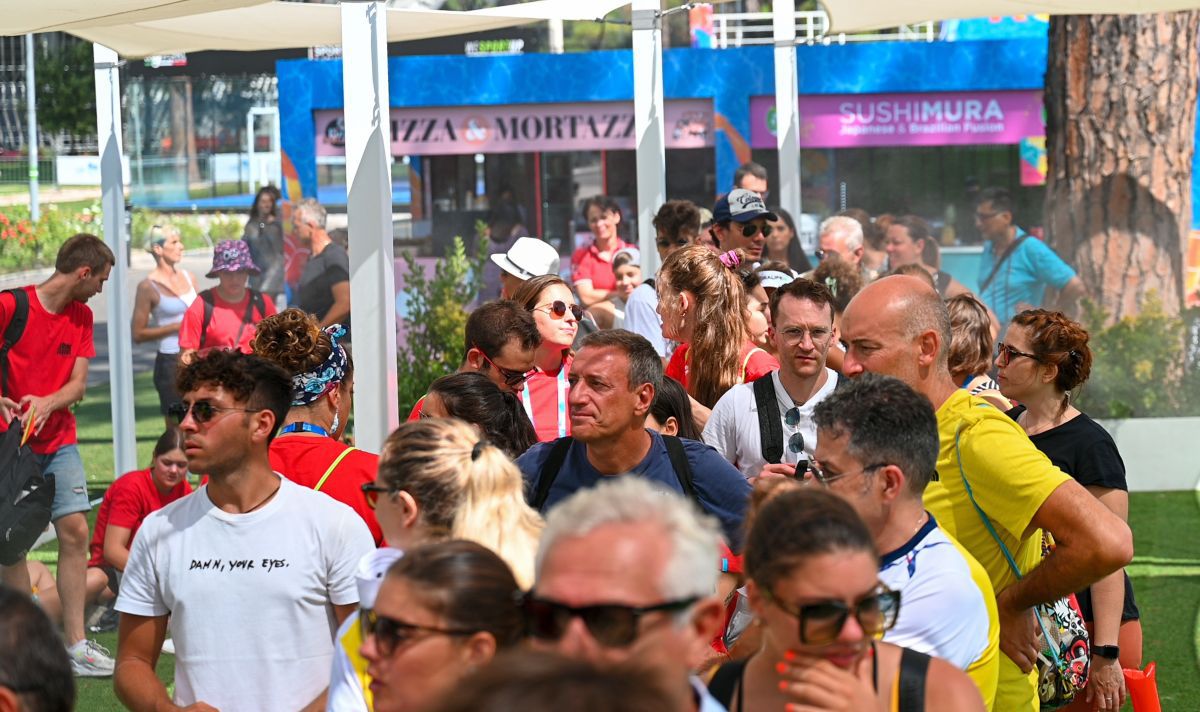 David Popovici, asaltat de fani la Roma » Propunere amuzantă pentru „Skinny legend”