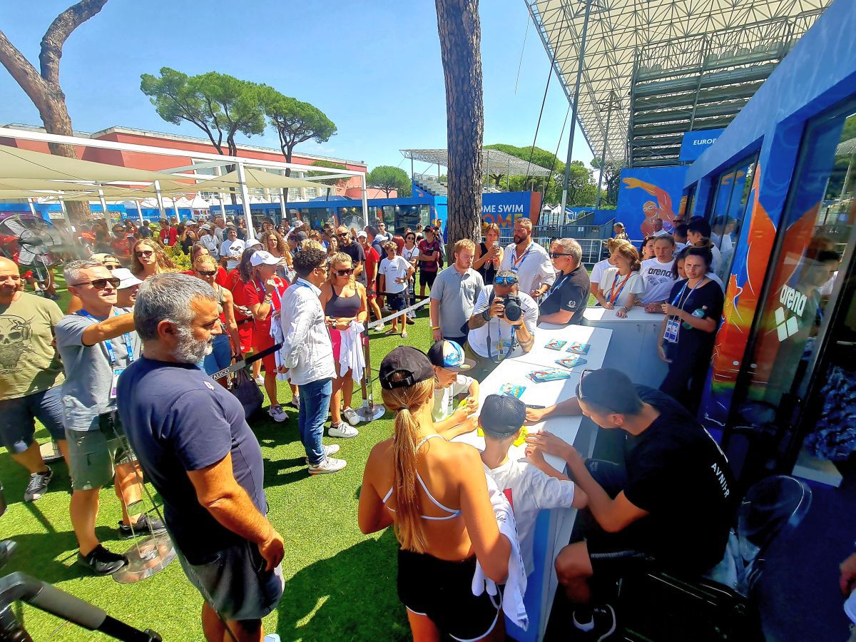 David Popovici, asaltat de fani la Roma