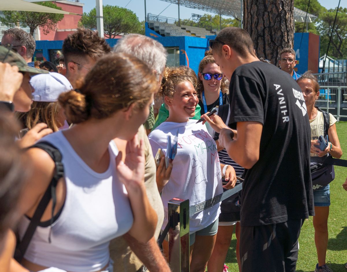 David Popovici, asaltat de fani la Roma » Propunere amuzantă pentru „Skinny legend”