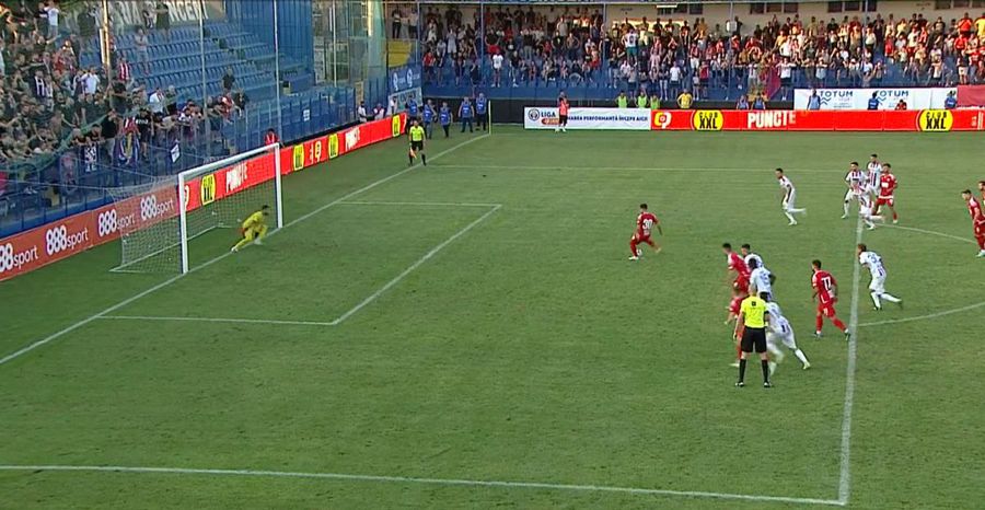 Primul penalty executat de Neluț Roșu, repetat după ce mai mulți jucători ai ambelor echipe au intrat în careu înaintea execuției Faze controversate în Dinamo - Oțelul » Penalty gratuit primit de „câini” și ratat lamentabil de Neluț Roșu după ce arbitrul a dictat repetarea acestuia