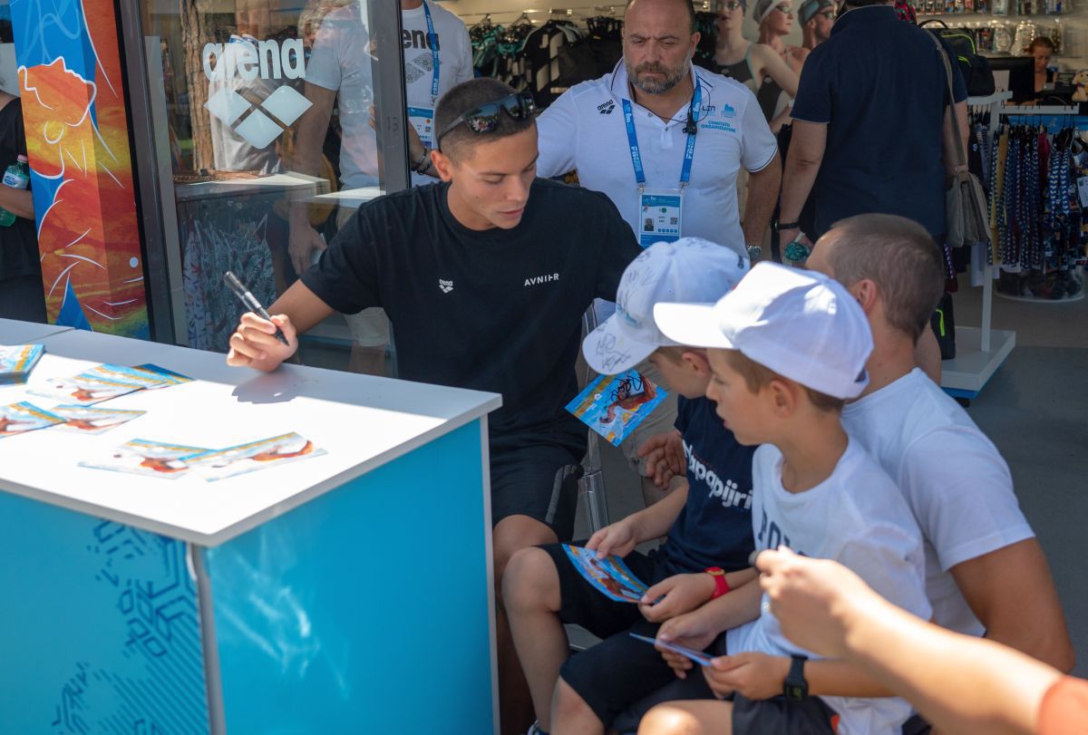 David Popovici, asaltat de fani la Roma