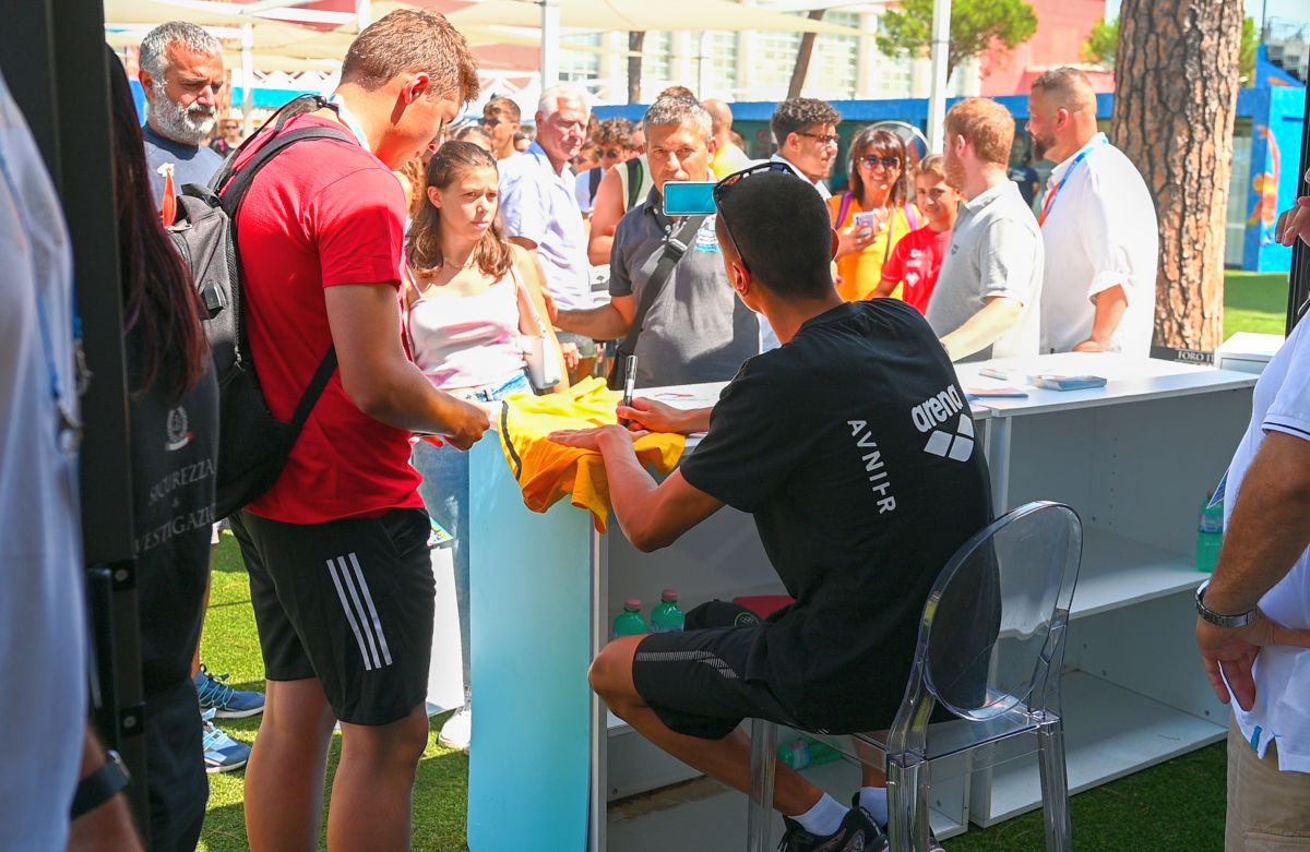 David Popovici, asaltat de fani la Roma » Propunere amuzantă pentru „Skinny legend”