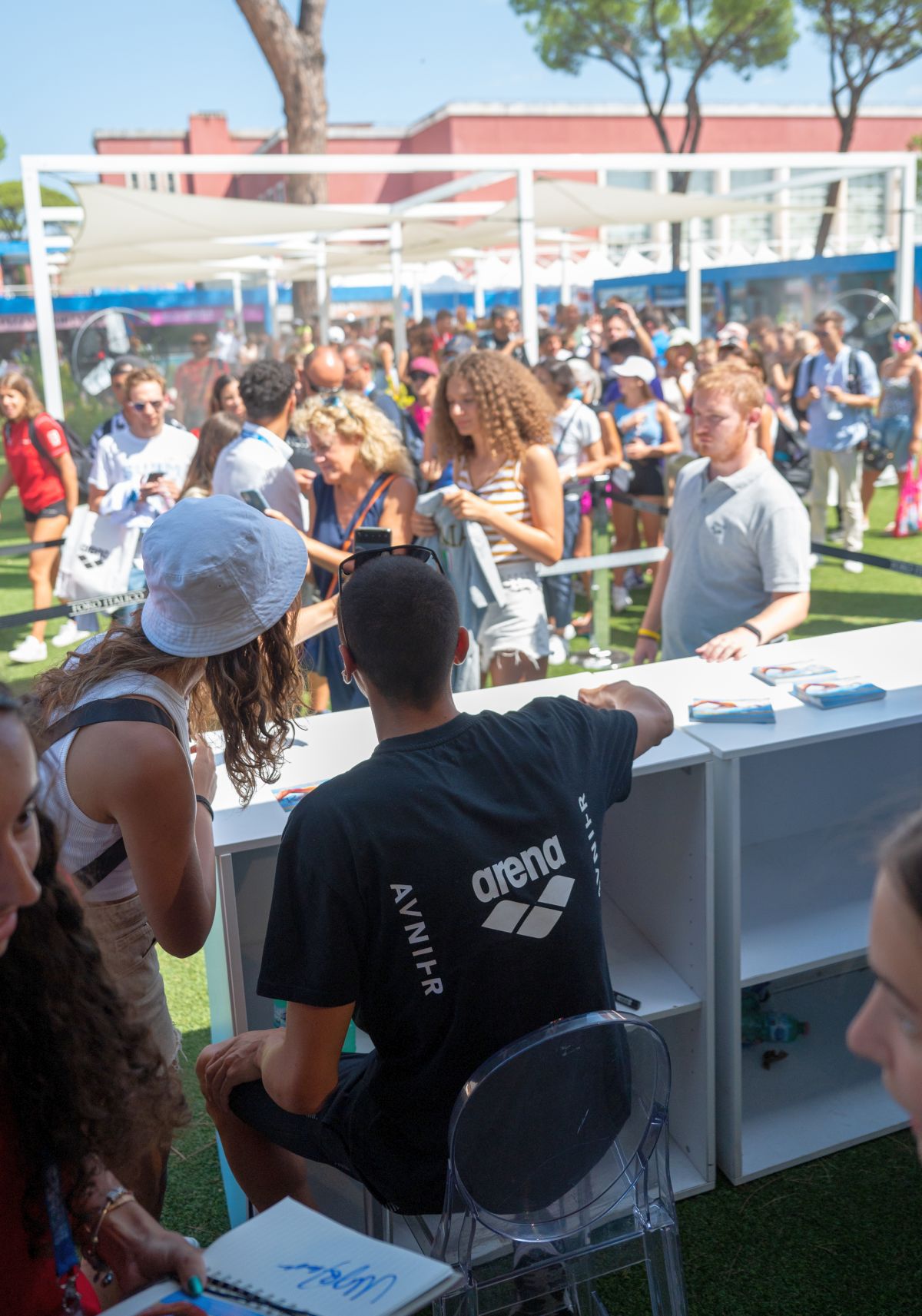 David Popovici, asaltat de fani la Roma » Propunere amuzantă pentru „Skinny legend”