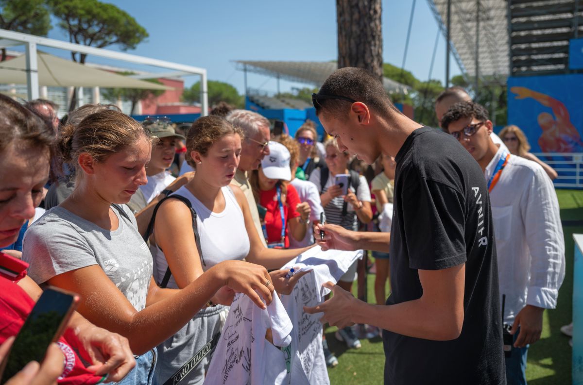 David Popovici, asaltat de fani la Roma