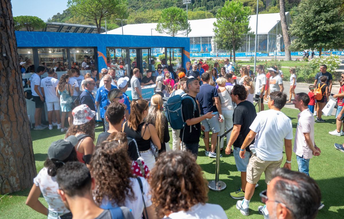 David Popovici, asaltat de fani la Roma » Propunere amuzantă pentru „Skinny legend”