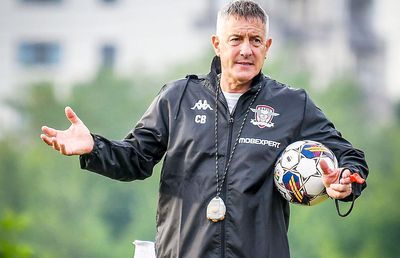 În public e susținut, în culise e în pericol! » Scaunul lui Bergodi se clatină: „Ne plictisim pe teren!”