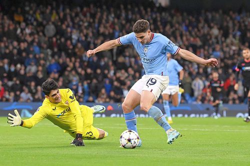 Bono, în plonjon, într-un meci de Champions League cu Manchester City // foto: Guliver/gettyimages