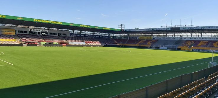 Gazonul arenei lui Nordsjaelland, „Right to Dream Park”, arată impecabil (foto: Marius Mărgărit)