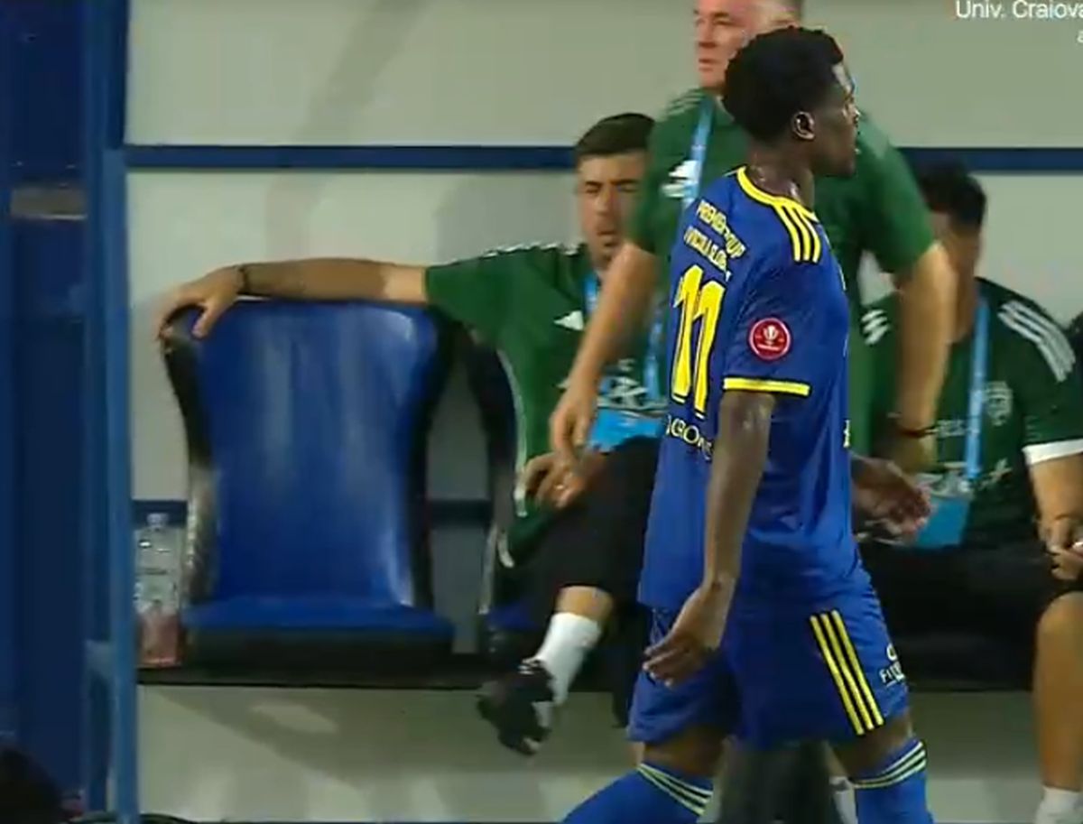 Scene incredibile în Superligă: antrenorul și-a bruscat jucătorul, imediat după „roșul” primit