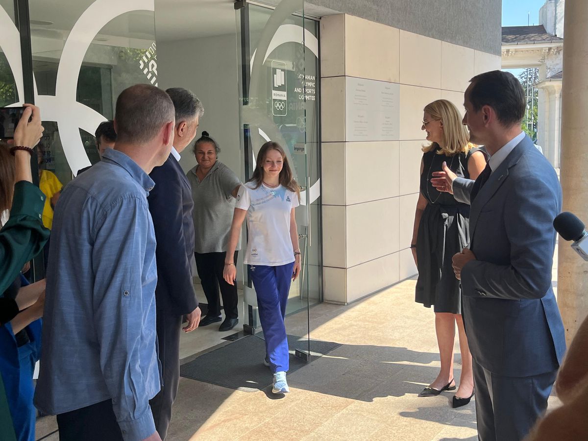 Ana Maria Bărbosu, copleșită de emoții la primirea medaliei de bronz, pe esplanada COSR: „Nu am realizat cât de grea este”