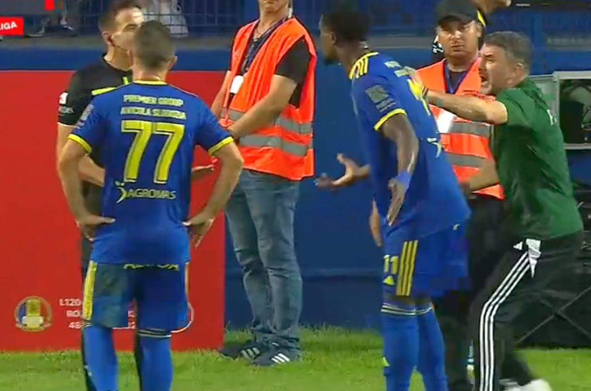 Scene incredibile în Superligă: antrenorul și-a bruscat jucătorul, imediat după „roșul” primit