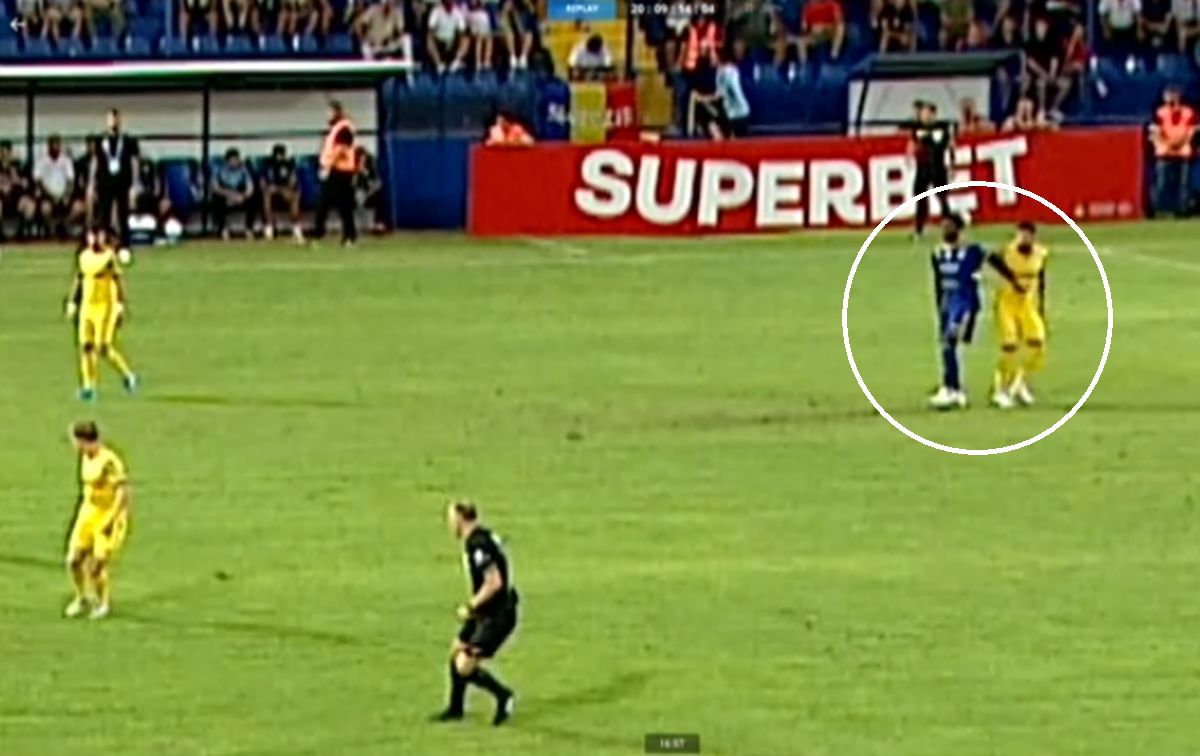 Scene incredibile în Superligă: antrenorul și-a bruscat jucătorul, imediat după „roșul” primit
