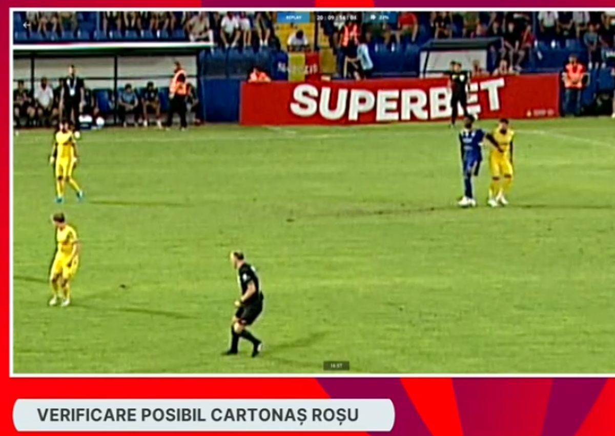 Scene incredibile în Superligă: antrenorul l-a smucit după ce a luat „roșu”!