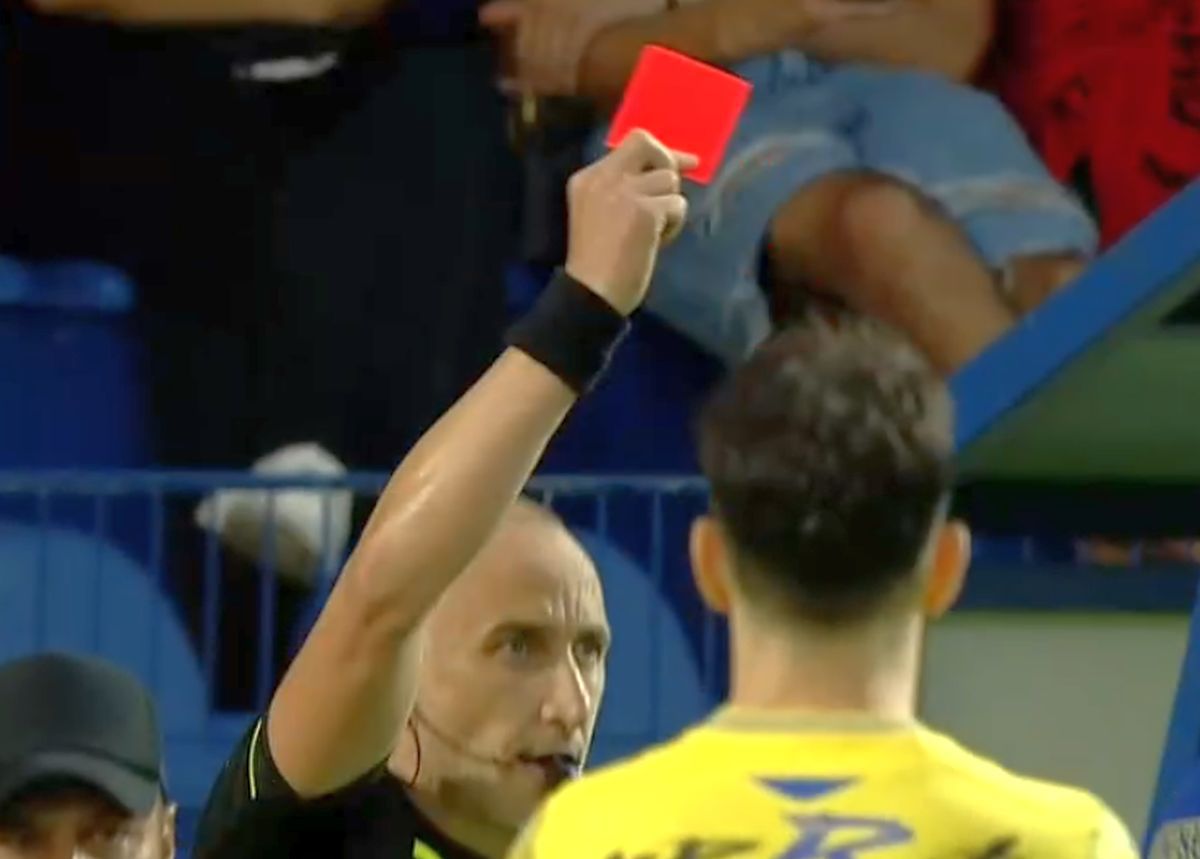 Scene incredibile în Superligă: antrenorul și-a bruscat jucătorul, imediat după „roșul” primit