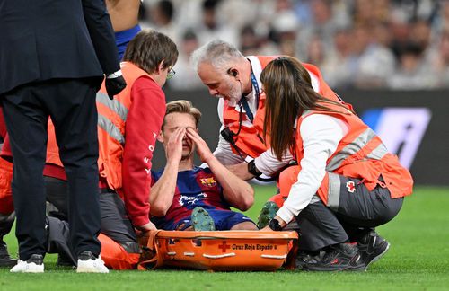 Frenkie de Jong, scos pe targă după accidentarea din aprilie / Foto: GettyImages