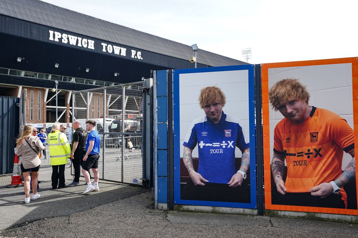 Ed Sheeran a devenit acționar minoritar la Ipswich Town. Este și sponsor al echipei