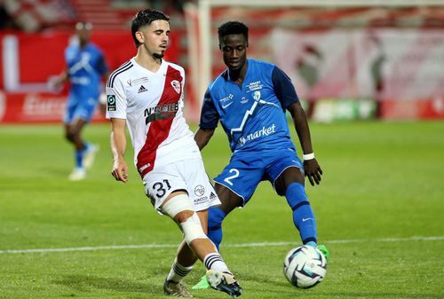 Tony Strata (stânga), fundașul dreapta de la Ajaccio, a mai jucat pentru România doar la U20. Foto: Imago Images