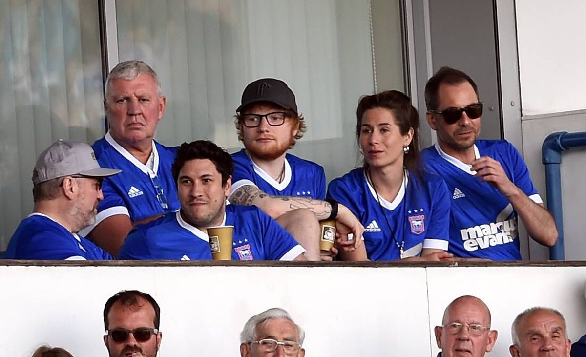 Ed Sheeran a devenit acționar minoritar la Ipswich Town. Este și sponsor al echipei