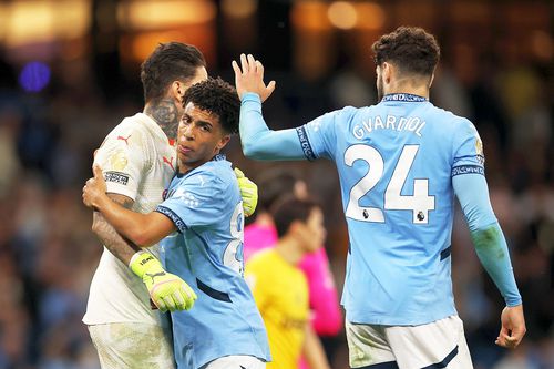 Rico Lewis, aici îmbrățișându-l pe Ederson, ar putea trece la Nottingham Forest // foto: Guliver/gettyimages