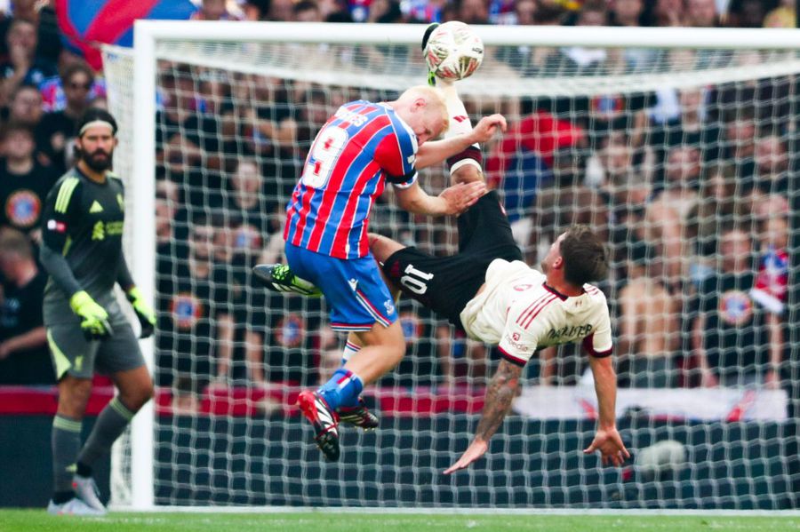 Alexis Mac Allister, executând o „foarfecă” în Supercupa Angliei cu Crystal Palace, pierdută de Liverpool la lovituri de departajare / Foto: Imago Calvarul unui campion » Starul lui Liverpool, depresiv: „Zilnic plângeam cu mama la telefon. Am vrut să reziliez contractul!”