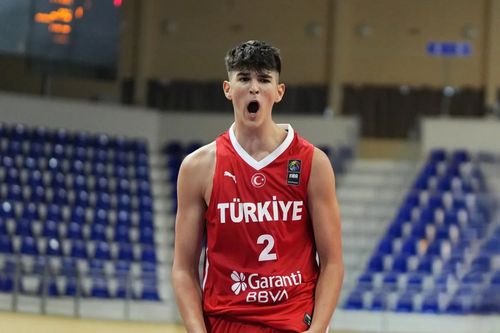 Darius Căruțașu, în maioul Turciei/Foto: fiba.basketball