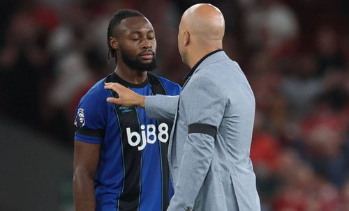 Arne Slot, managerul lui Liverpool, l-a consolat pe Antonio Semenyo, autorul „dublei” de pe Anfield, după eșecul lui Bournemouth (2-4) și episodul rasist / Foto: Imago